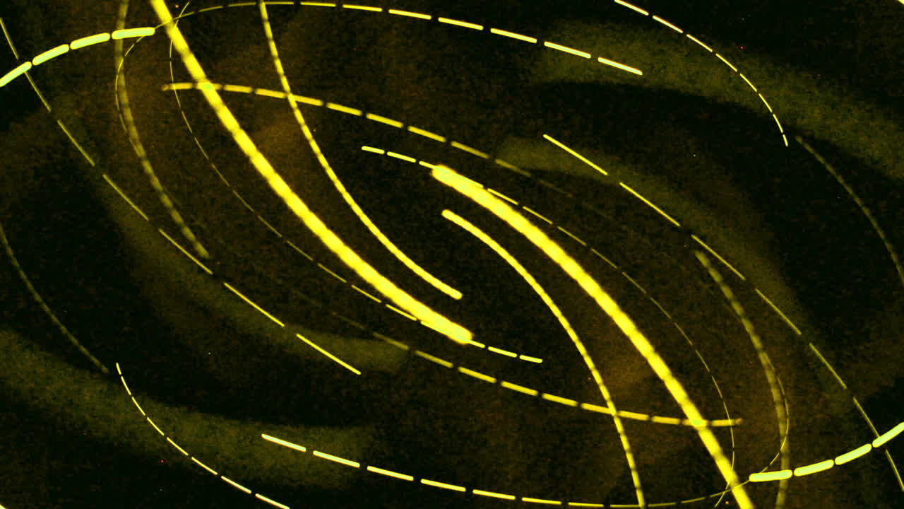Dinamiche linee di luce gialla astratte che turbinano su sfondo nero.