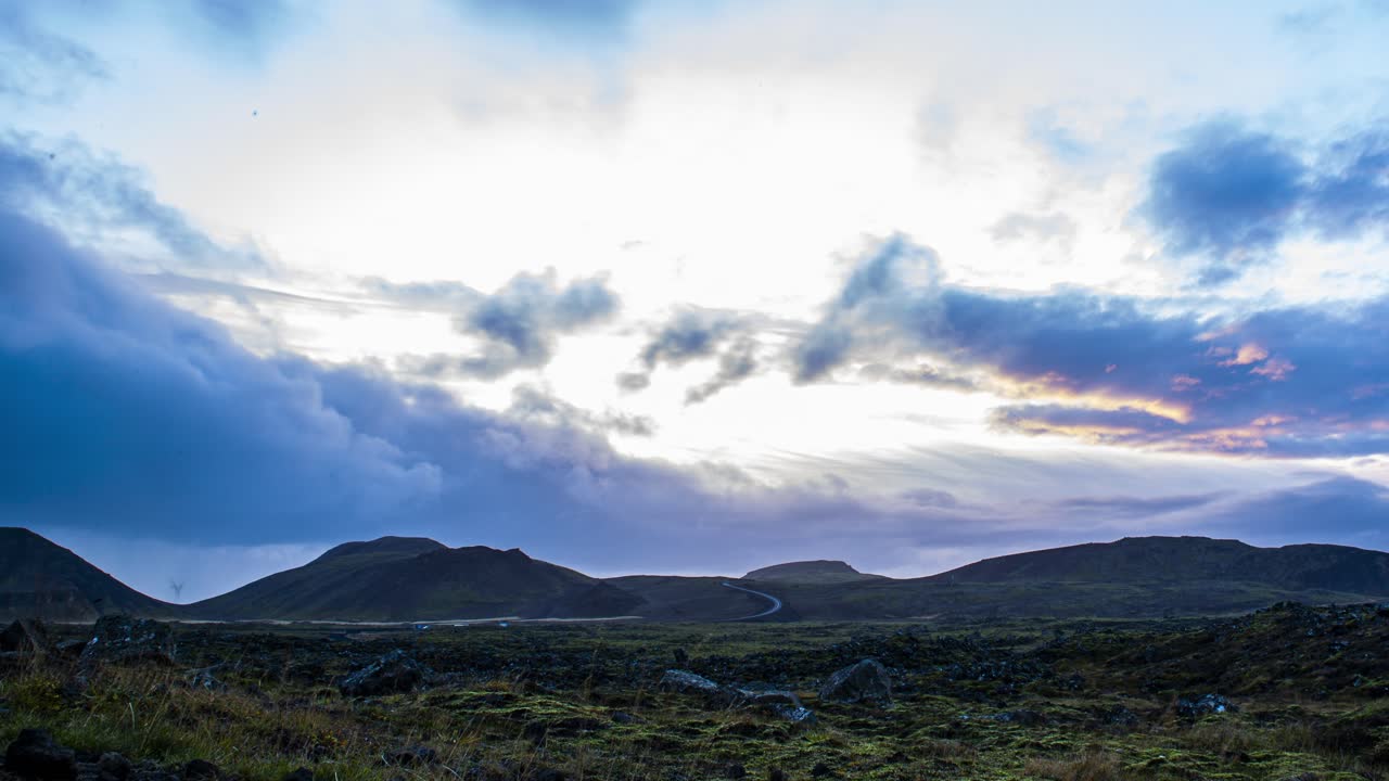 lapso de tiempo de nubes oscuras sobre el paisaje volcánico en la base del volcán geldingadalir, islandia - pan