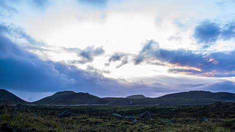 Lapso-De-Tiempo-De-Nubes-Oscuras-Sobre-El-Paisaje-Volcánico-En-La-Base-Del-Volcán-Geldingadalir,-Islandia---Pan
