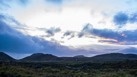 lapso de tiempo de nubes oscuras sobre el paisaje volcánico en la base del volcán geldingadalir, islandia - pan