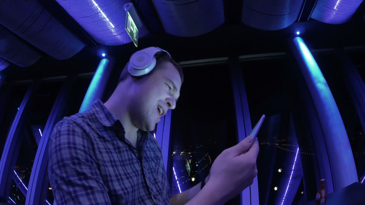 태블릿에서 음악을 즐기는 젊은이