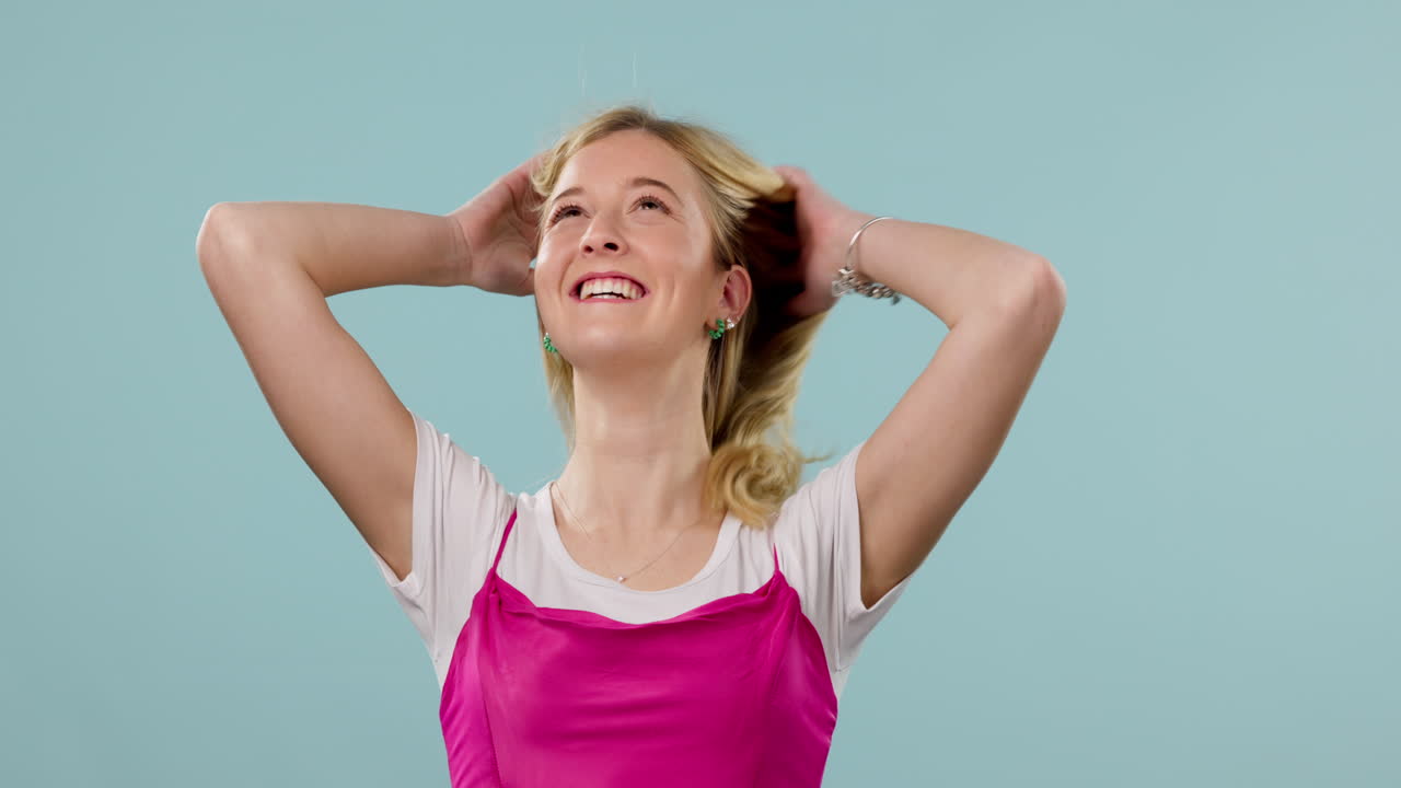 sonrisa, cabello y viento con una mujer en un azul