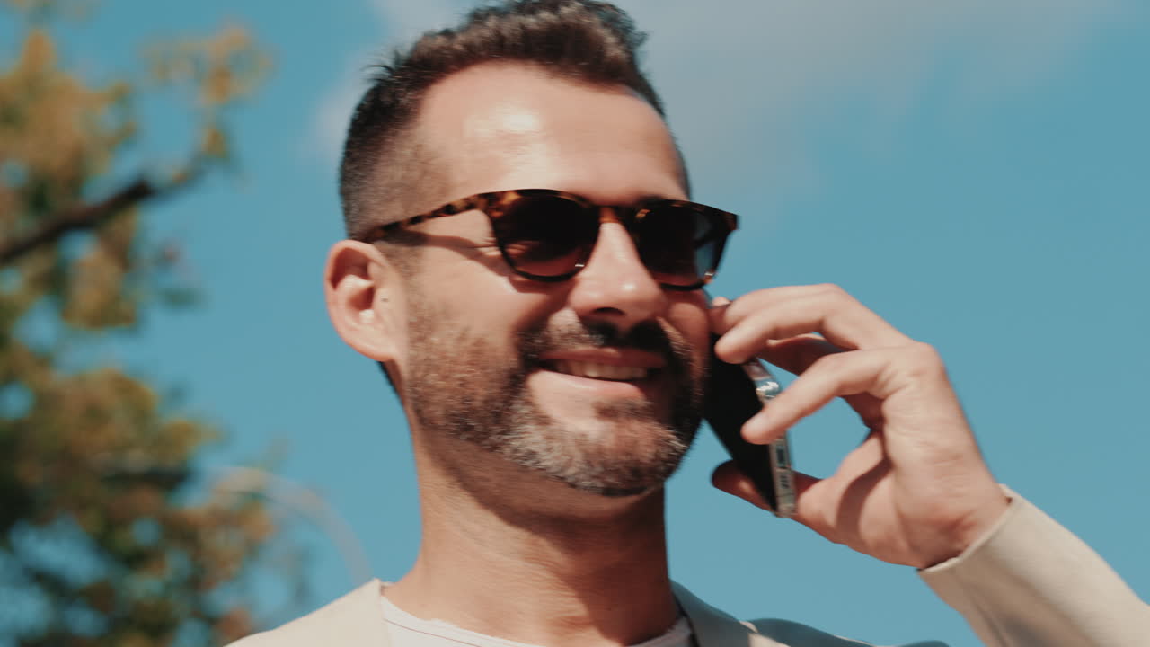 야외에서 전화 통화하는 남자