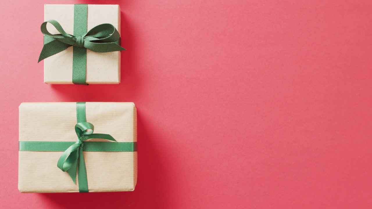 video de regalos de navidad y cinta formando árbol de navidad y copia espacio en fondo rosa