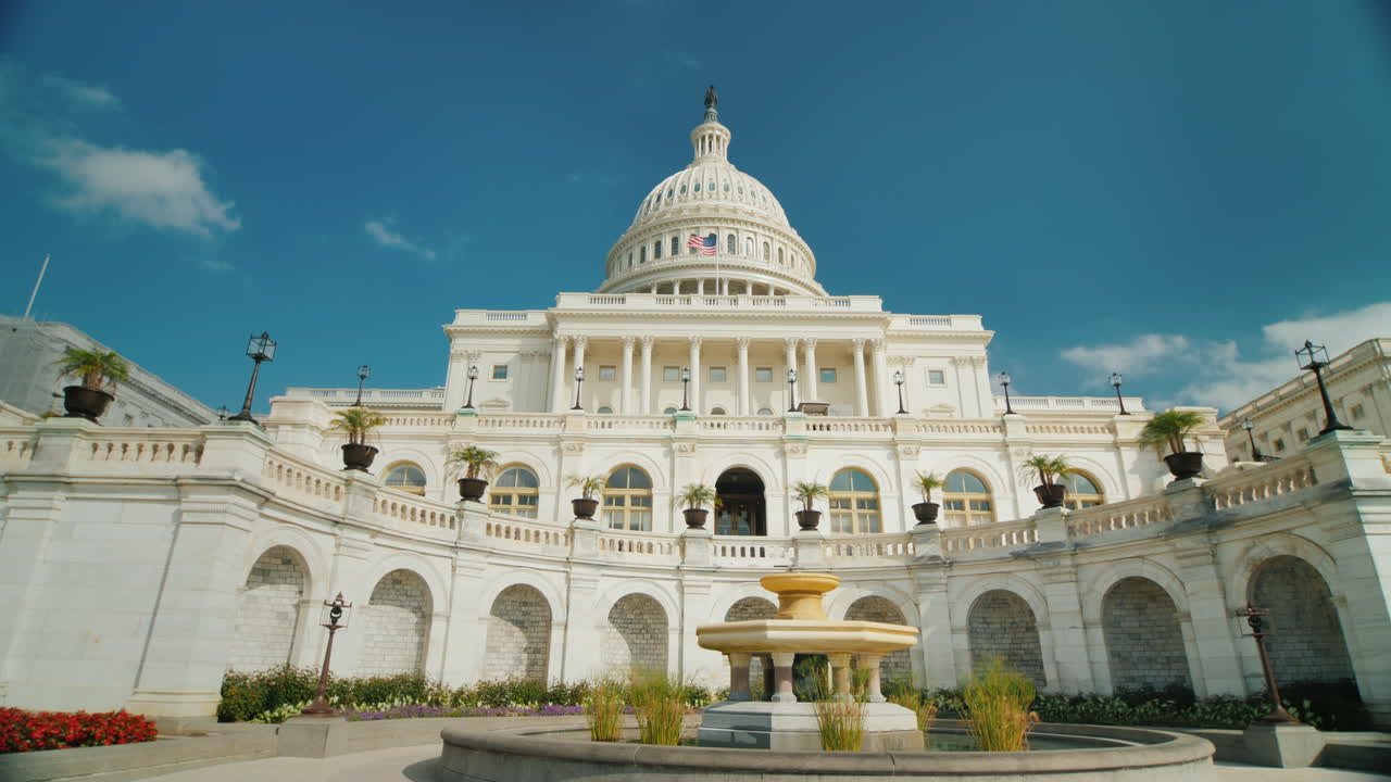 edificio del capitolio en washington dc tiro gran angular 4k video