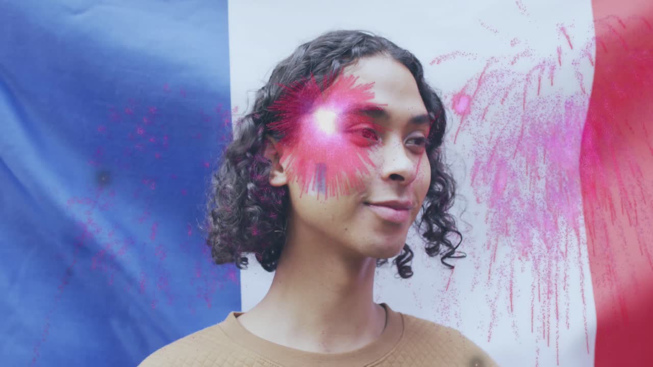 animación de la bandera de francia sobre una persona no binaria sonriendo