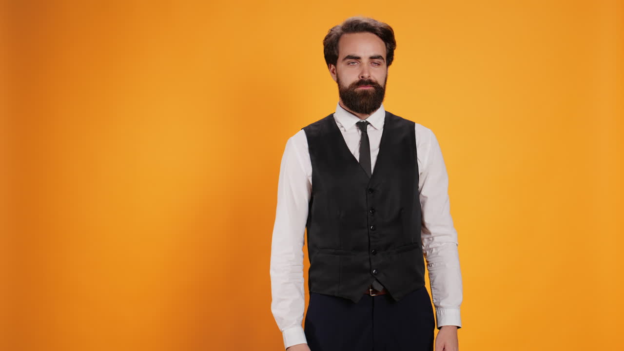 O camareiro da moda levanta o polegar para cima.