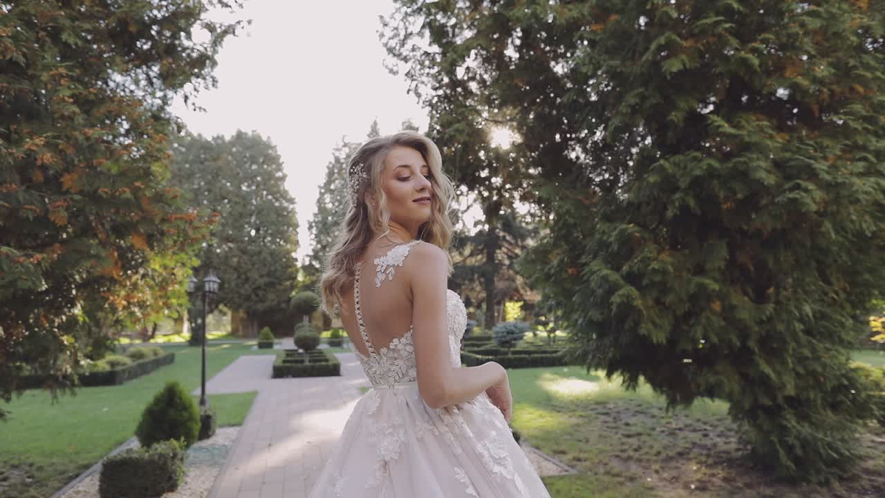 Sposa bella e adorabile. Donna graziosa e ben curata. Rallentatore.