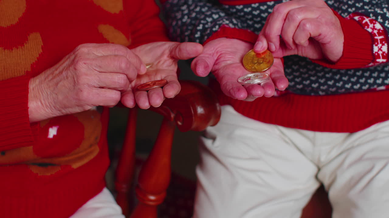 manos de hombre mujer sosteniendo dinero btc bitcoins para regalos de navidad, criptomoneda tecnología futura