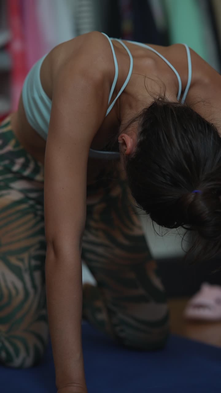 mujer practicando yoga en casa
