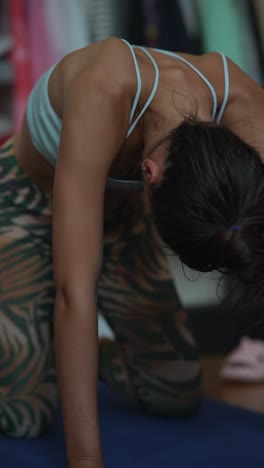 mujer practicando yoga en casa