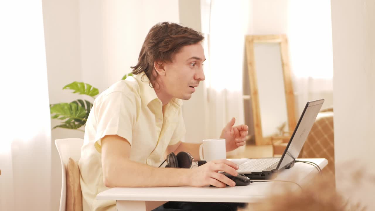 집에서 노트북, 암호화폐, 주식 시장, 시장이 떨어졌고, 모든 돈과 투자, 고통, 슬, 충격을 잃었습니다.