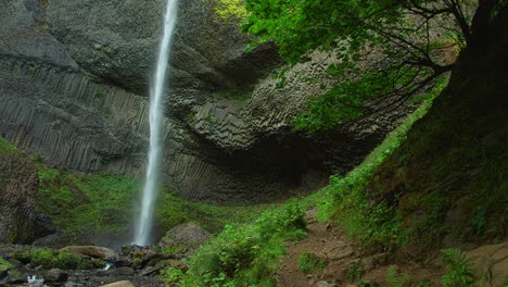 Cascada-Latourell,-Arroyo,-Columnas-De-Basalto,-Follaje,-Pan-A-La-Izquierda,-Slomo