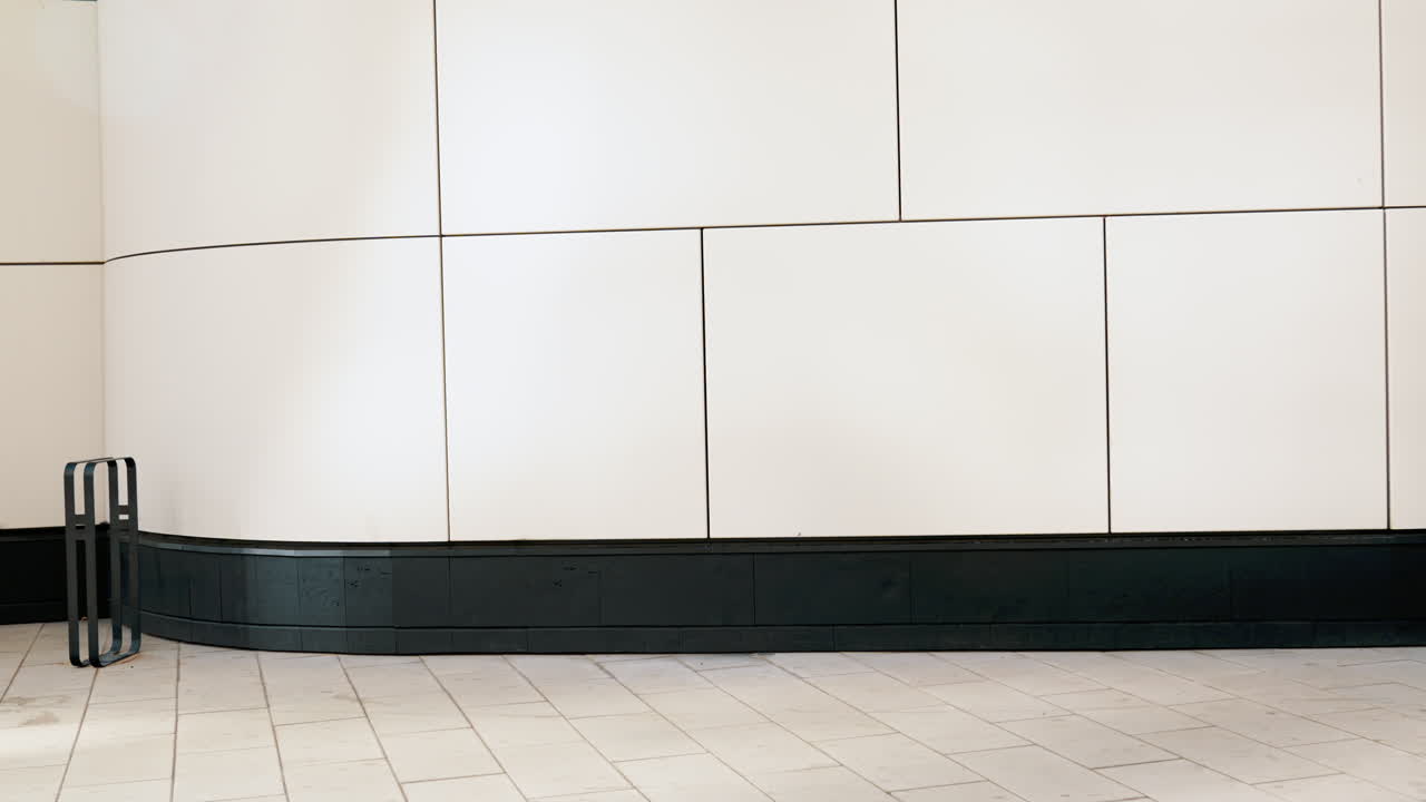 exterior de edificio moderno con usuario de scooter