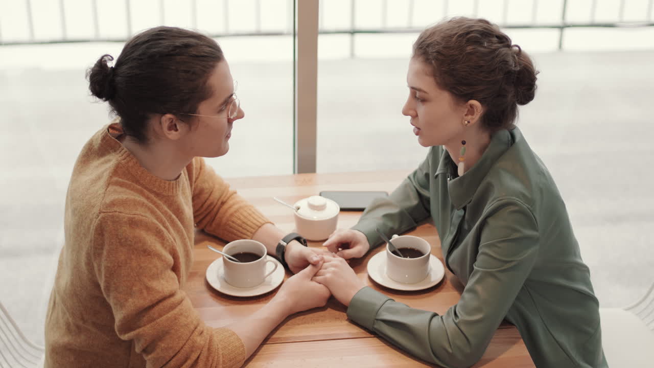 커피하우스에서 커플 만남