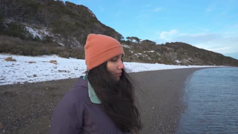 Melancholische-Frau,-Die-Von-Der-Küste-Aus-Das-Meer-Beobachtet