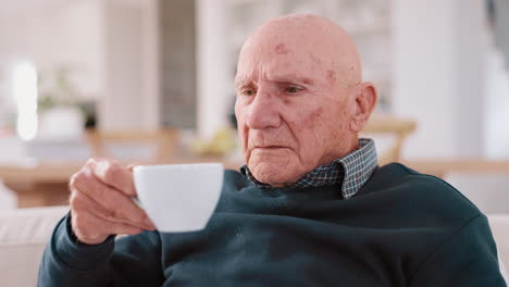 Älterer-Mann,-Kaffee-Und-Nachdenken-In-Der-Lounge