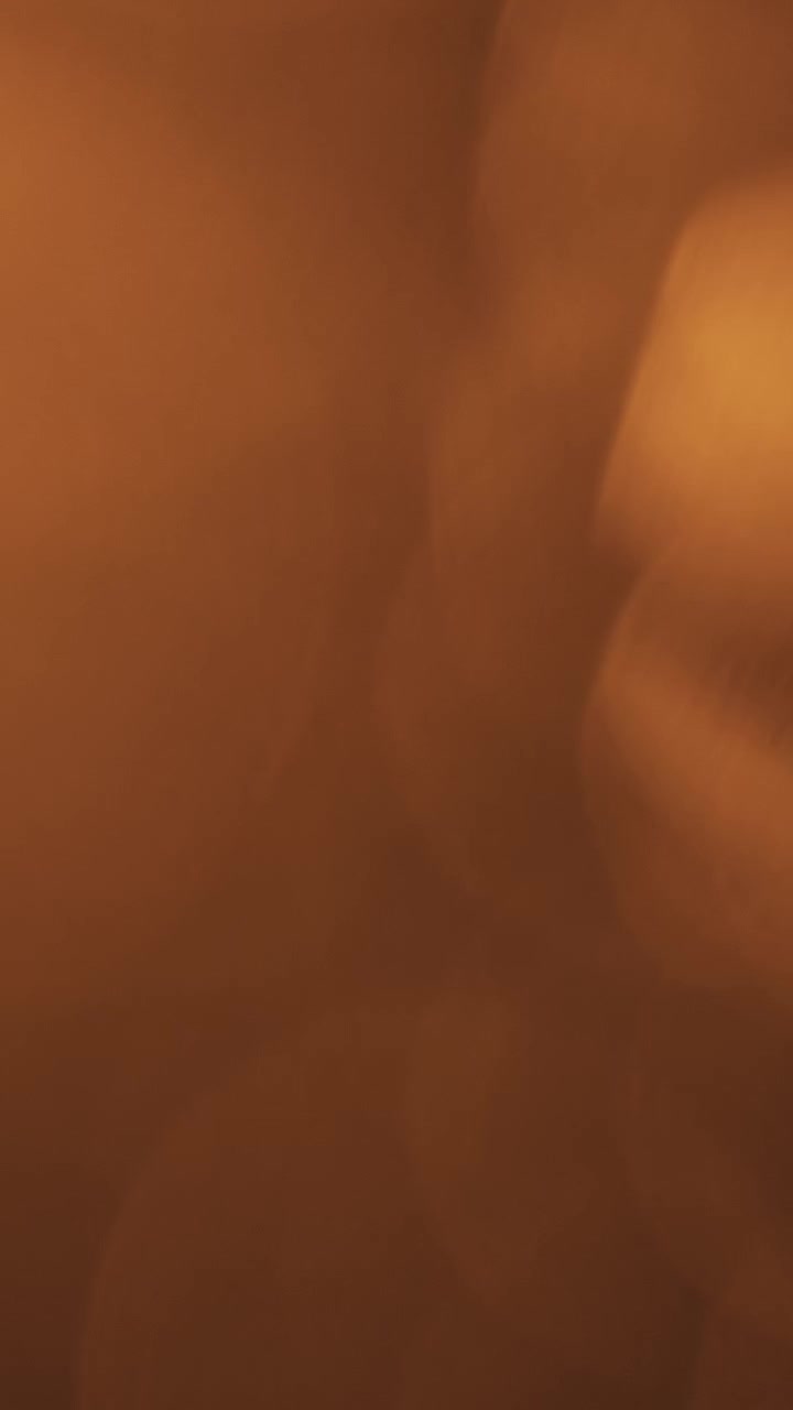 Abstrakte goldene Lichtlecks und sanfte Bokeh-Übergänge