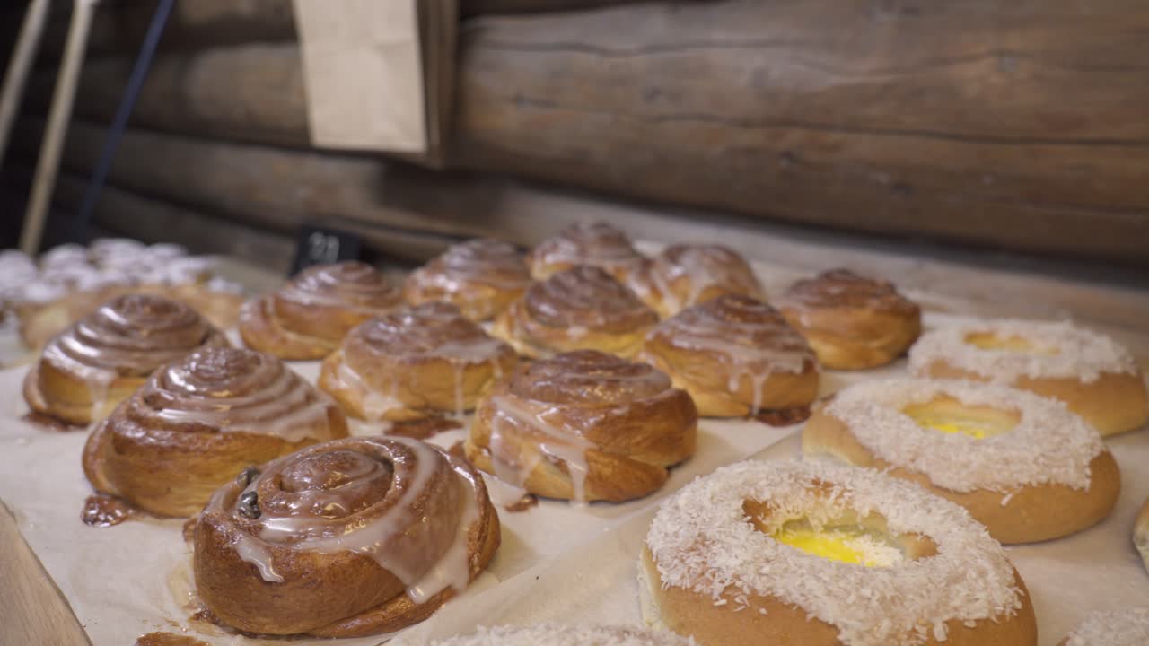 Auswahl an süßem Gebäck mit Zimtschnecken in der Mjonoy Bäckerei in Vinje, Telemark