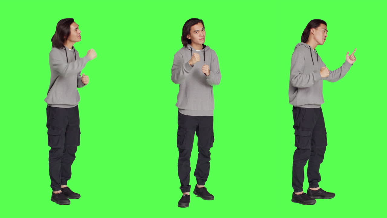 성인이 공중에 주먹을 던지고 있습니다.