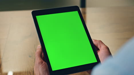 Hände-Eines-Mitarbeiters,-Der-Ein-Tablet-Modell-Im-Büro-In-Nahaufnahme-Hält.-Nahaufnahme-Eines-Greenscreen-Pads