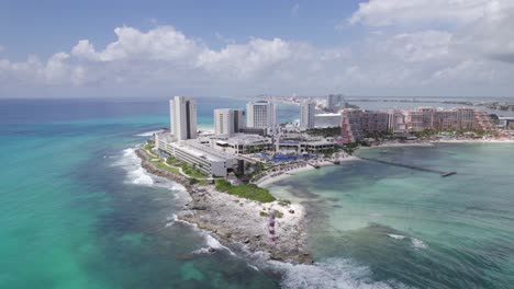 Toma-Aérea-De-Un-Dron-En-órbita-De-Punta-Cancún