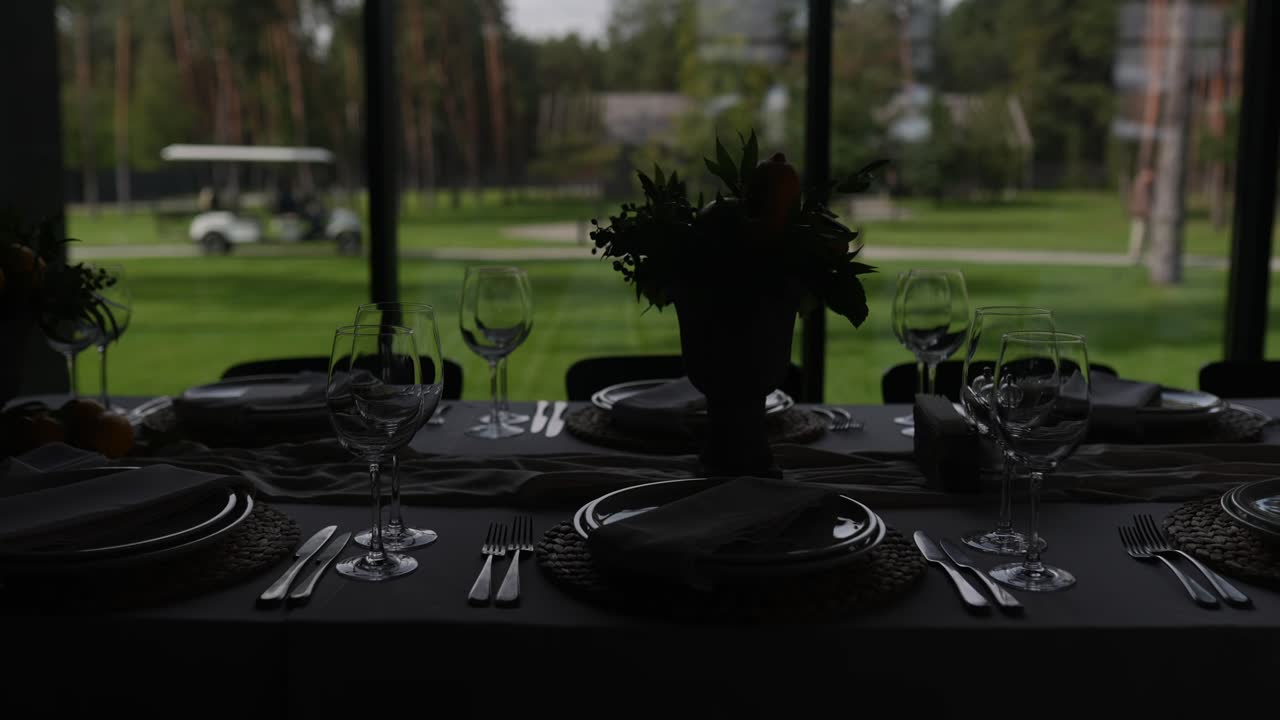 ゴルフコースの景色のエレガントなテーブルセット