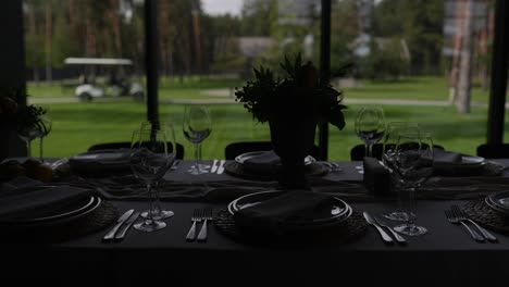 elegante mesa con vista al campo de golf