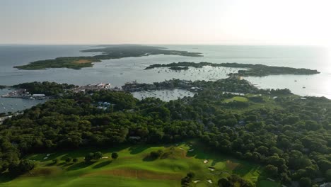 Drohnenaufnahme-Von-Cape-Cod-Mit-Golfplatz,-Wäldern-Und-Geschützten-Häfen