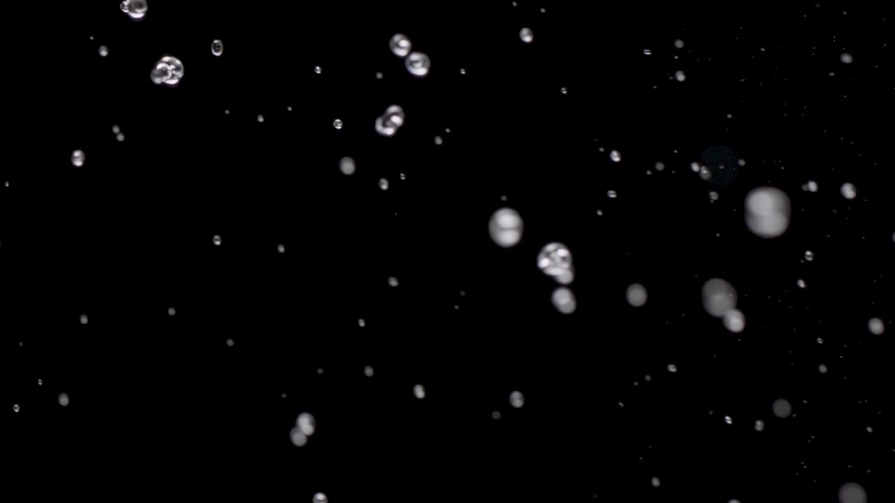 падающие капли на черном фоне