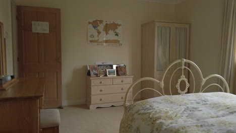 panorámica de izquierda a derecha de un dormitorio de aspecto moderno en una casa rural en cámara lenta