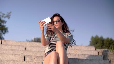 chica haciendo una selfie en la ciudad