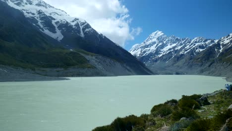 Halten-Sie-Die-Erhabenheit-Des-Mount-Cook-Mit-Diesem-Weitwinkelvideo-Fest,-Das-Einen-Gletscher-Und-Einen-Unberührten-See-Darunter-Zeigt