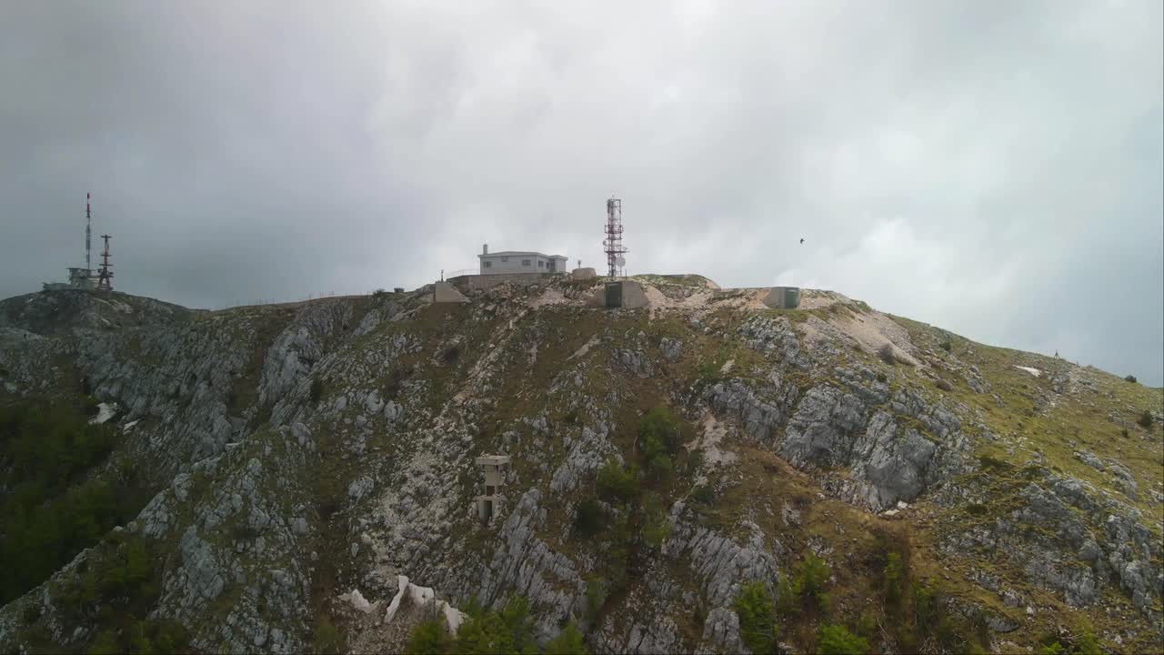 toma de órbita de la vista panorámica desde el punto de vista de la montaña parque lovcen, montenegro