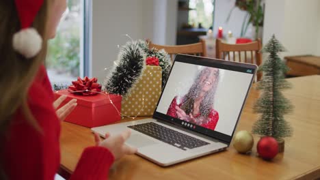 Mujer-Caucásica-En-Videollamada-En-Una-Computadora-Portátil-Con-Una-Amiga-En-Navidad