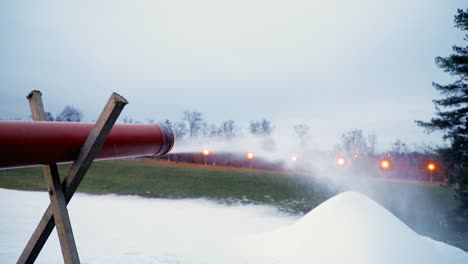 Schneekanone-Macht-Nachts-Künstlichen-Schnee