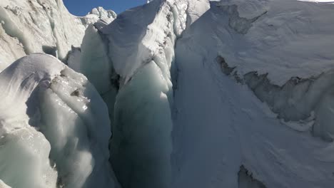 Vista-Aérea,-Glaciar-En-Los-Alpes-Suizos,-En-Una-Montaña-De-Gran-Altitud,-Soleado