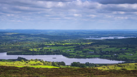 Zeitraffer-Ländlicher-Natur,-Ackerland-Mit-Hügeln-Und-See-In-Der-Ferne-An-Einem-Sonnigen,-Bewölkten-Tag,-Gesehen-Von-Carrowkeel-In-Der-Grafschaft-Sligo-In-Irland