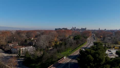 Vista-Aérea-Panorámica-Sobre-Los-Suburbios-De-Aviñón-Con-Vistas-Al-Centro-De-La-Ciudad.