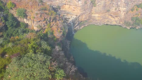 Las-Cascadas-Rajdari-Y-Devdari-Están-Ubicadas-Dentro-Del-Exuberante-Y-Verde-Santuario-De-Vida-Silvestre-De-Chandraprabha,-Vista-Desde-Un-Dron