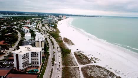 ausziehbare luftaufnahme hoch über lido beach auf lido key in der nähe von sarasota, florida