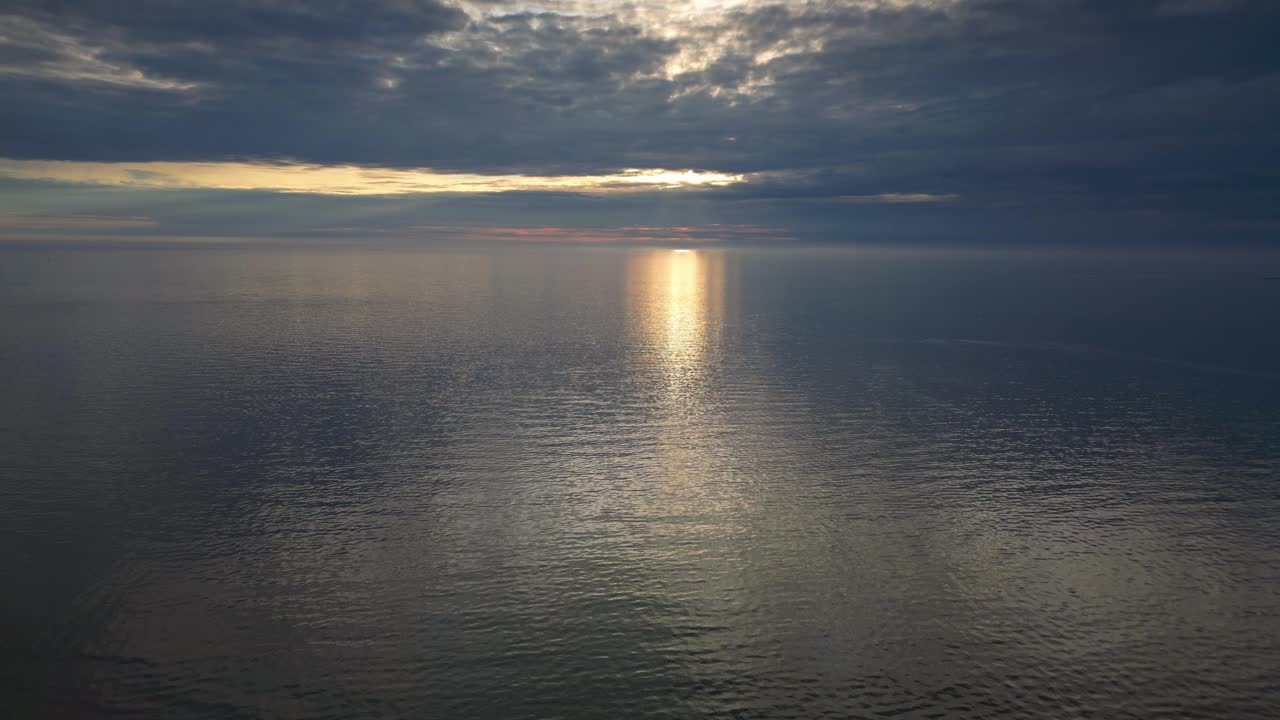 vista de altitud de cámara lenta del mar suave al atardecer en la playa de fleetwood en lancashire, reino unido
