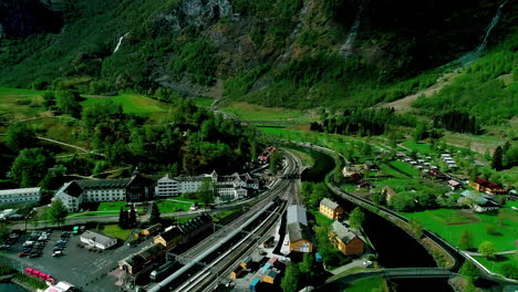 Eine-Sanfte-Luftaufnahme-Eines-Bahnhofs-In-Einem-Tal-Und-Einer-Ruhigen-Grünen-Landschaft-In-Norwegen
