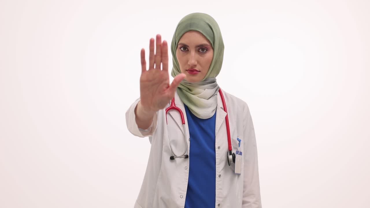 Dottoressa musulmana che fa un gesto di stop