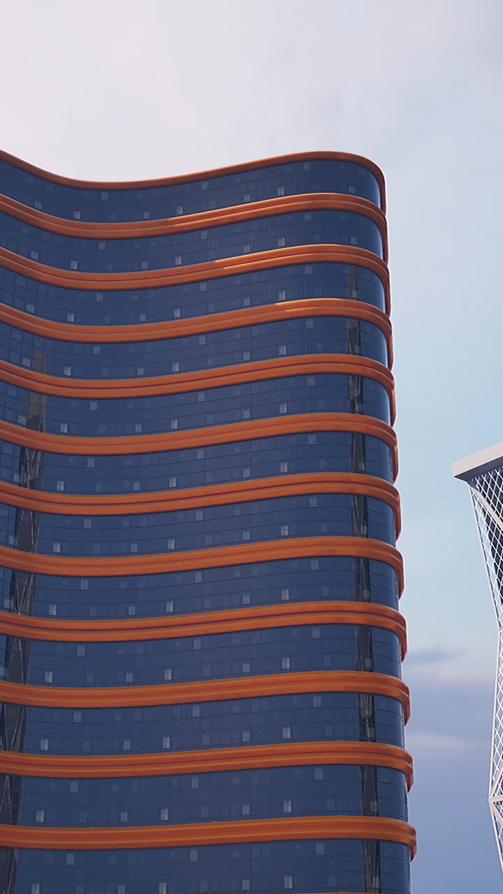 rascacielos moderno con fachada curva