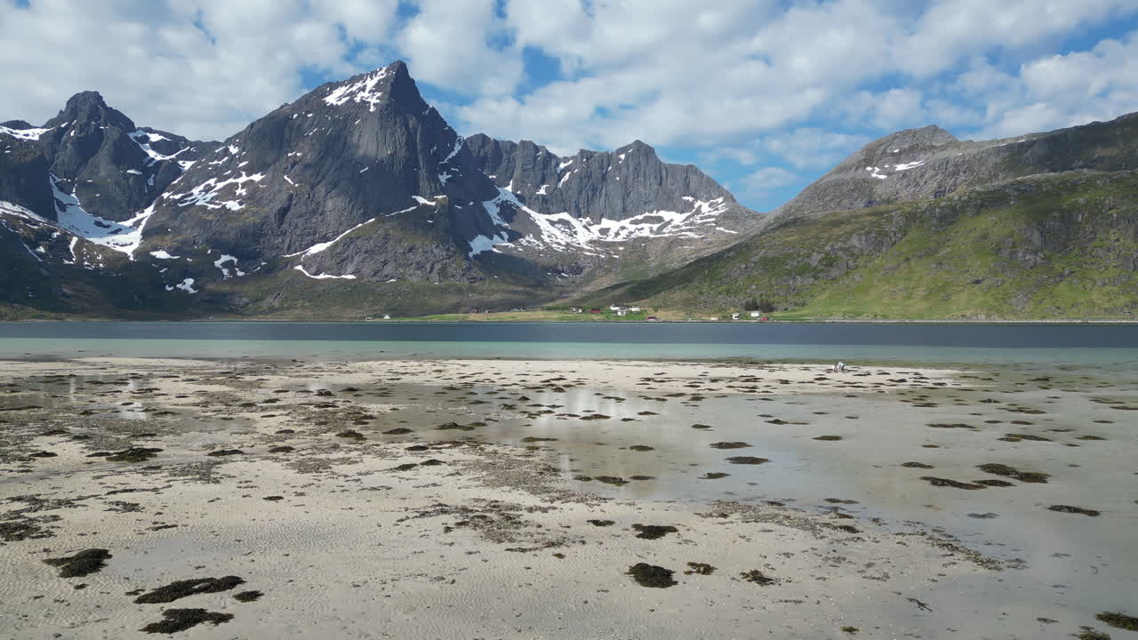 Scatto fantastico della splendida spiaggia di Morpheus con grandi montagne innevate sullo sfondo.