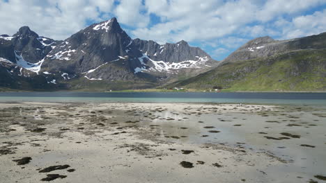 una foto fantástica de la hermosa playa de morpheus con grandes montañas nevadas en el fondo