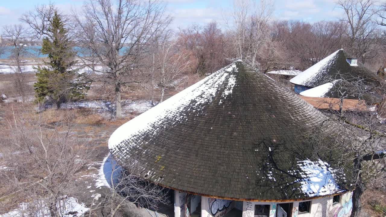 edificios zoológicos abandonados en belle isle, detroit, michigan, ee.uu.