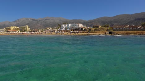 Die-Touristenstadt-Stalis-Mit-Strandbädern-Im-Sommer