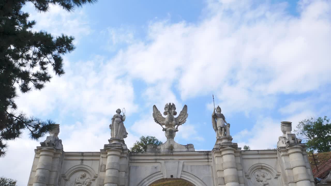 tiro inclinado hacia arriba de la primera puerta de la fortaleza de alba iulia, rumania
